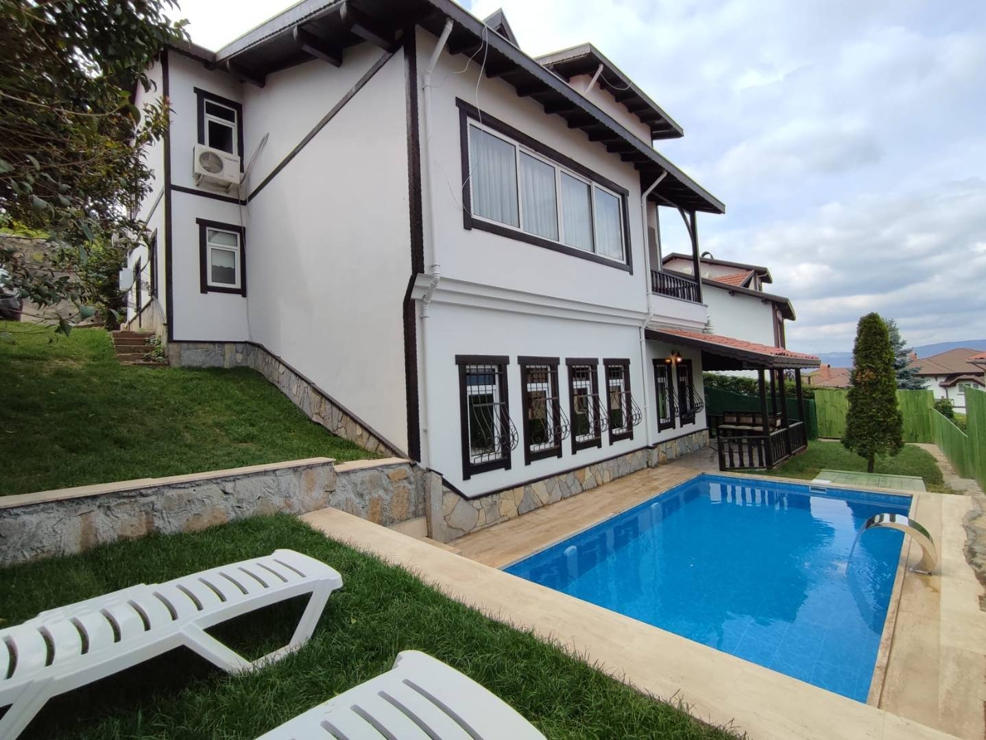 Sapanca Mahmudiye'de Geniş Bahçeli, Özel Havuzlu, Kiralık Villa
