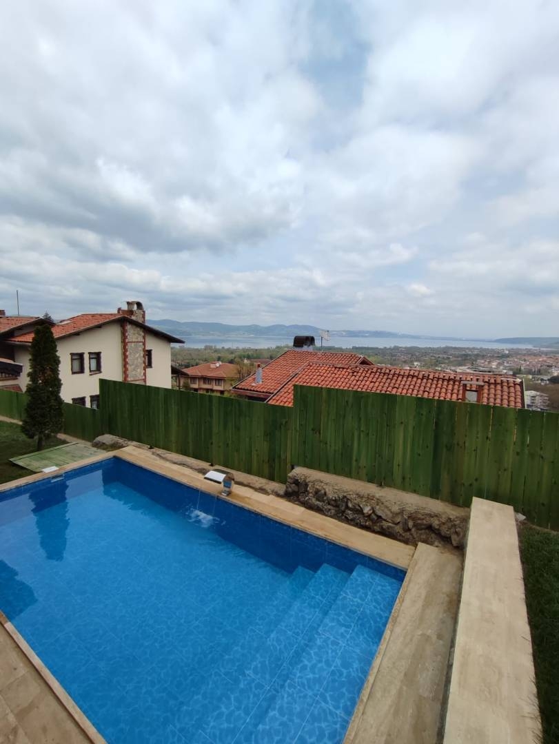 Sapanca Mahmudiye'de Geniş Bahçeli, Özel Havuzlu, Kiralık Villa
