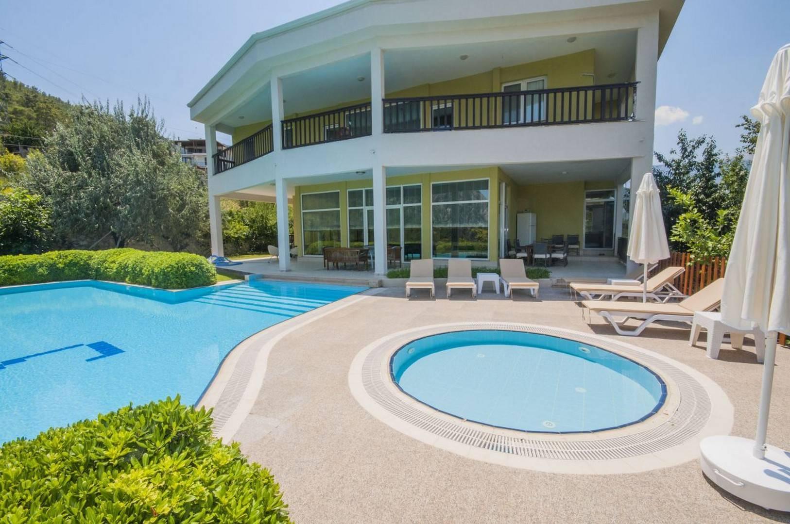 Antalya Konyaaltı'nda Geniş Alanlara Sahip, Özel Havuzlu, Ferah Villa-43916