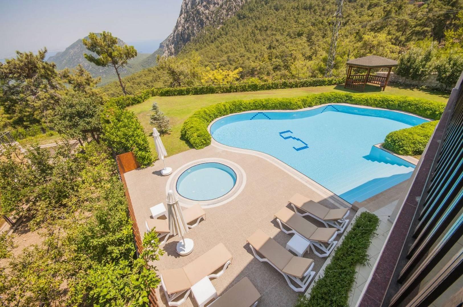 Antalya Konyaaltı'nda Geniş Alanlara Sahip, Özel Havuzlu, Ferah Villa-43916