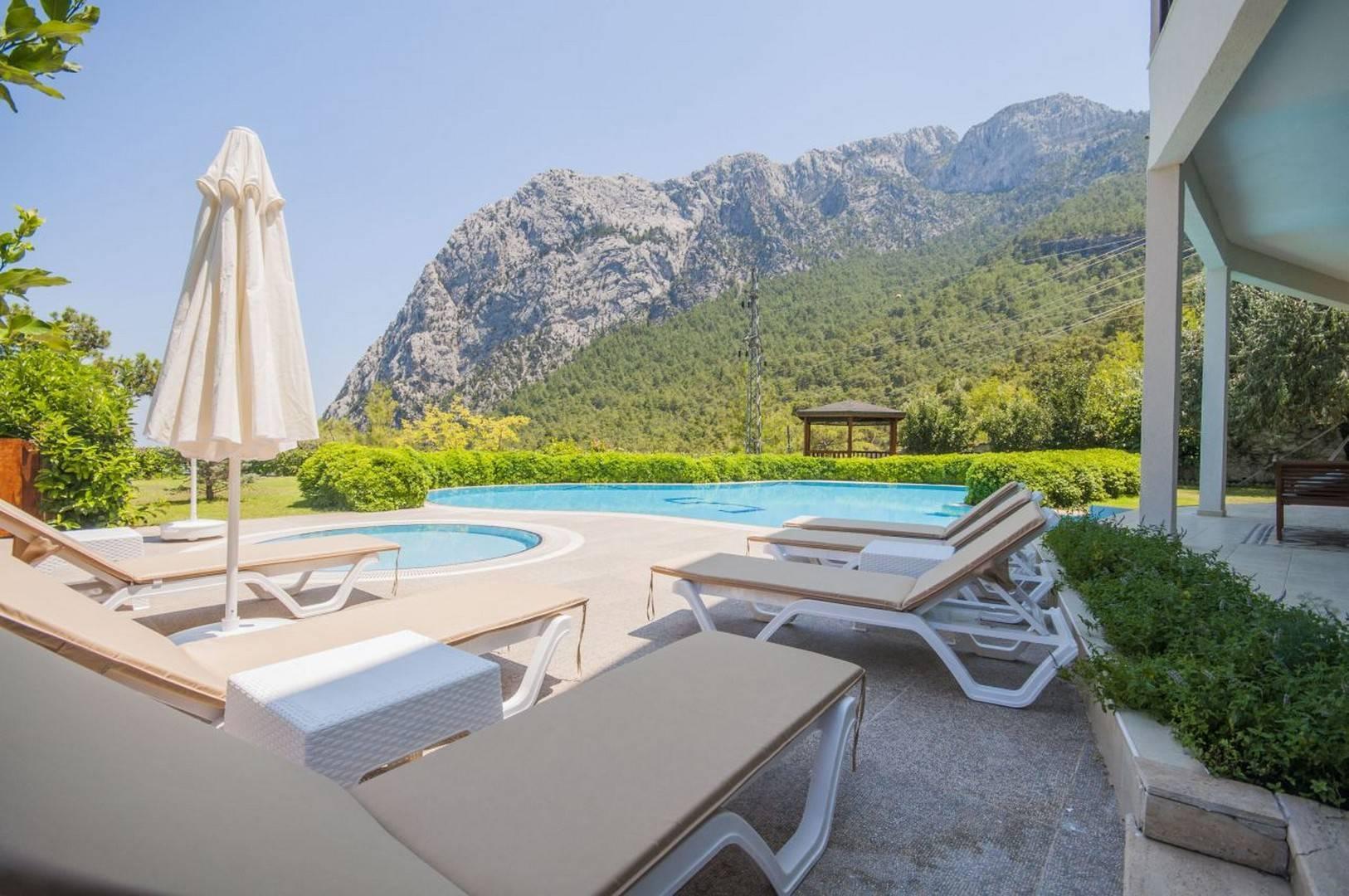 Antalya Konyaaltı'nda Geniş Alanlara Sahip, Özel Havuzlu, Ferah Villa-43916