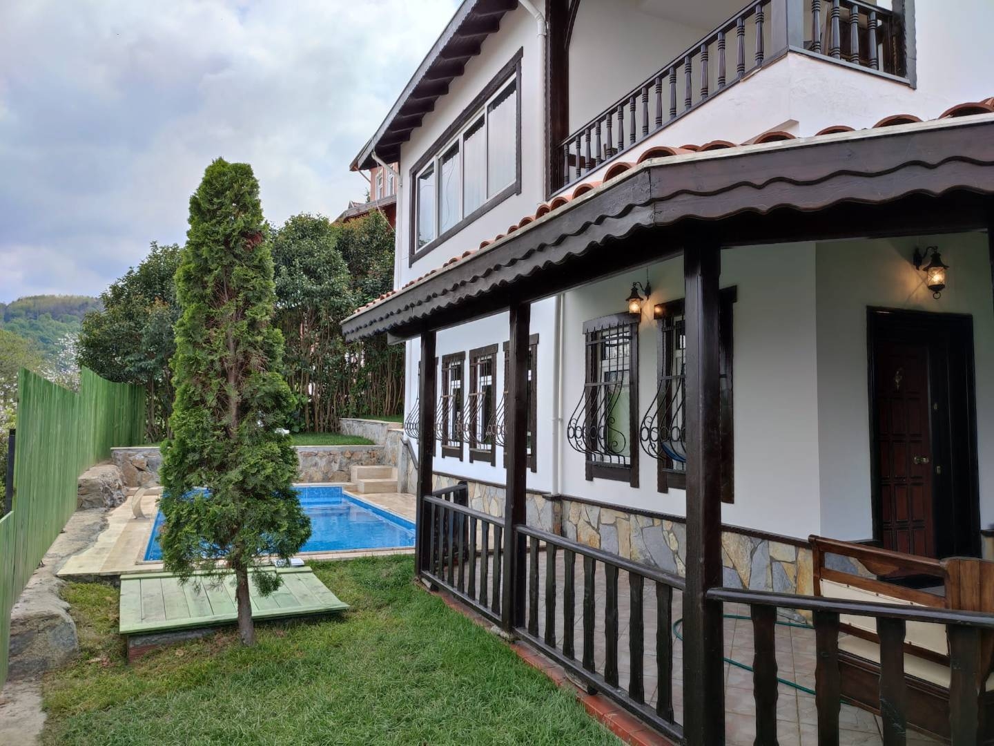 Sapanca Mahmudiye'de Geniş Bahçeli, Özel Havuzlu, Kiralık Villa