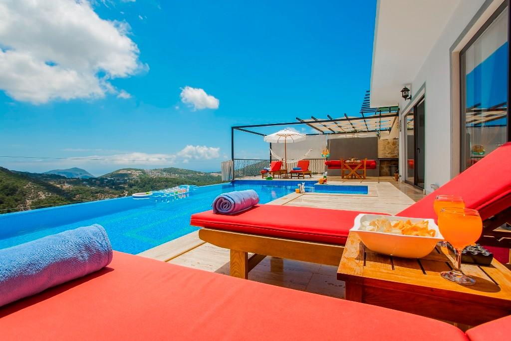 Kaş İslamlar'da Eşsiz Manzaralı, Açık ve Kapalı Havuzlu, Şık Villa-17868