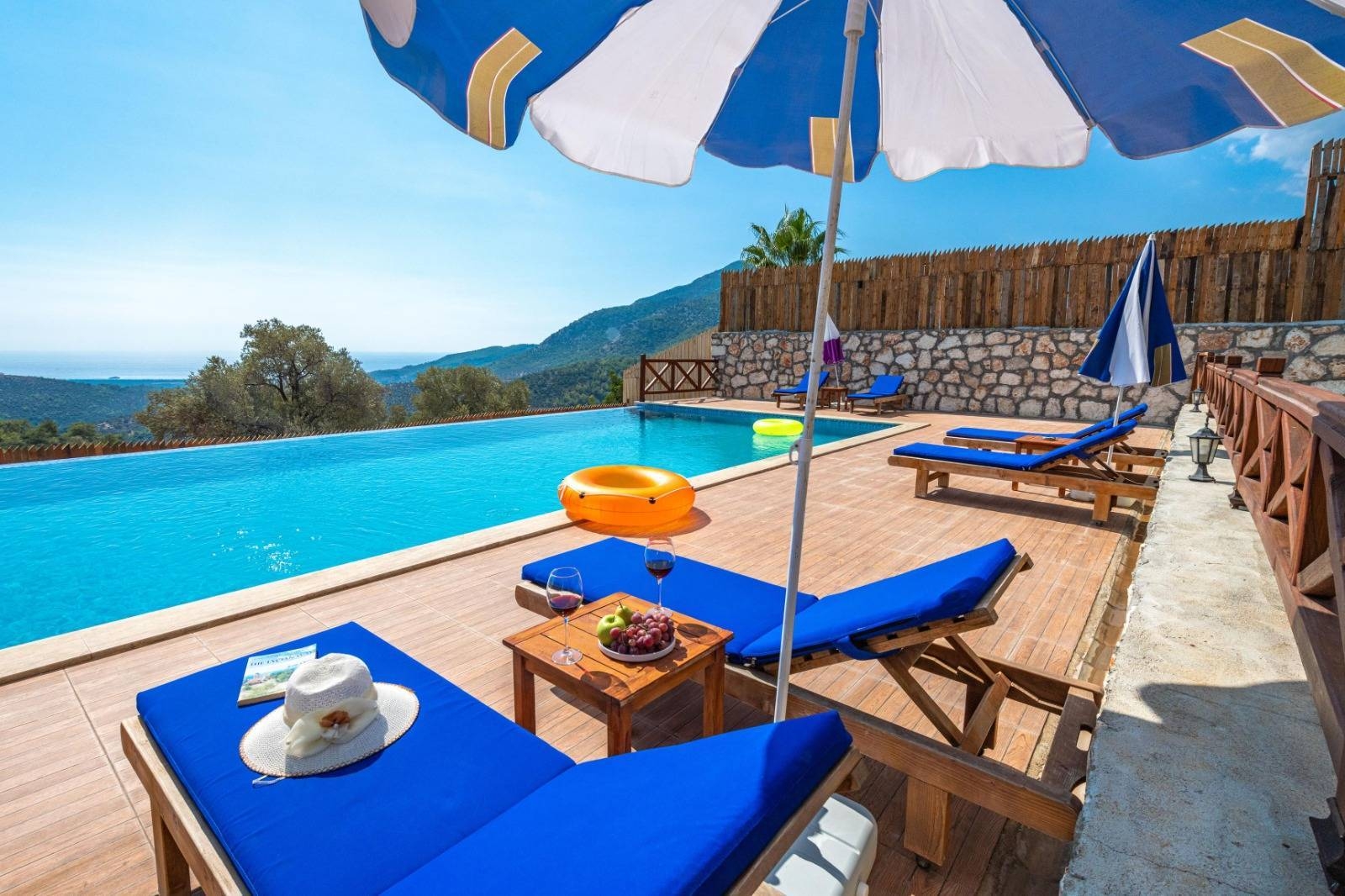 Seydikemer'de Görkemli Doğa Manzaralı, Özel Havuzlu, Otantik Villa