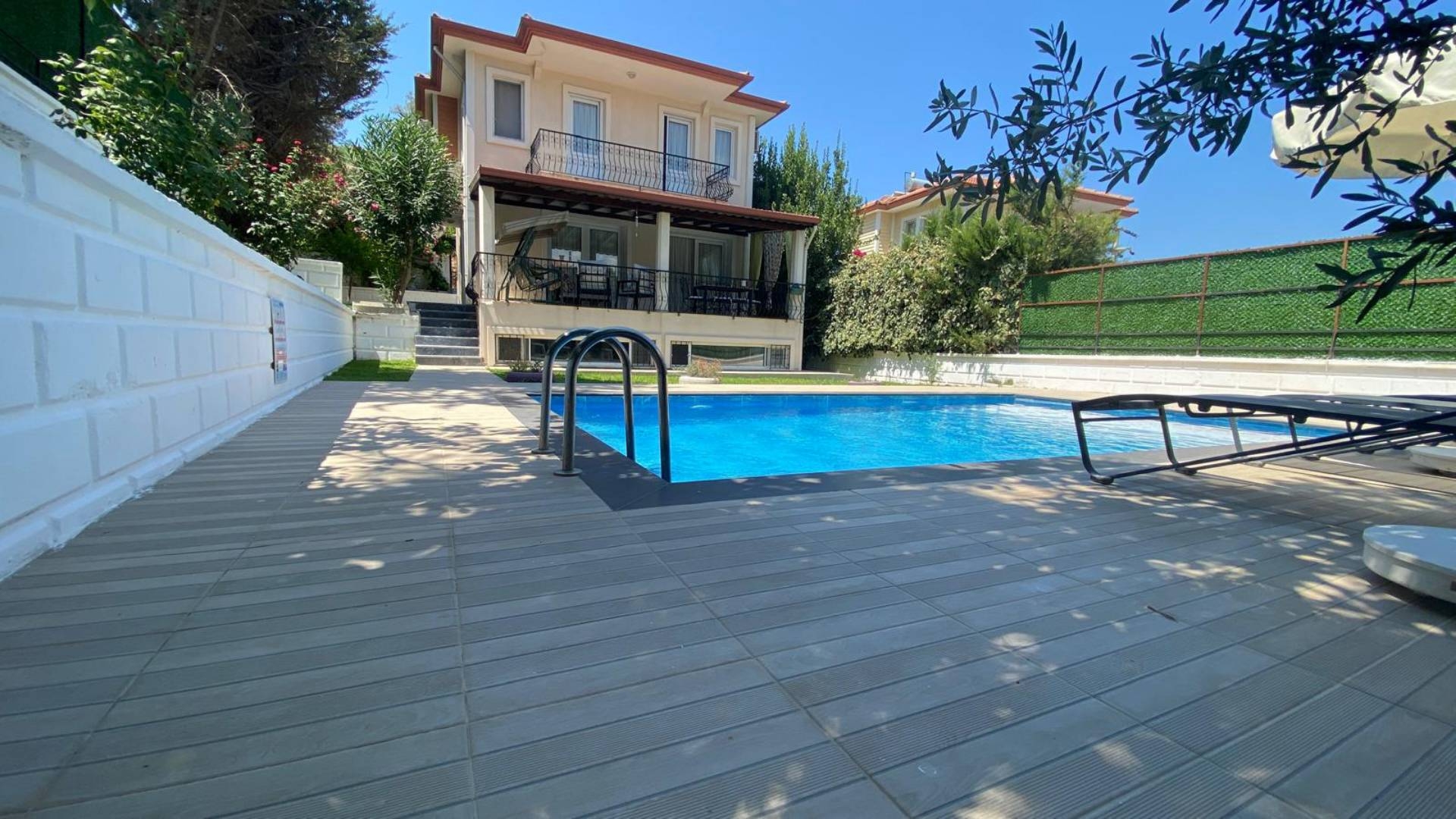 Fethiye Ölüdeniz'de Geniş Verandalı, Özel Havuzlu, Konforlu Villa