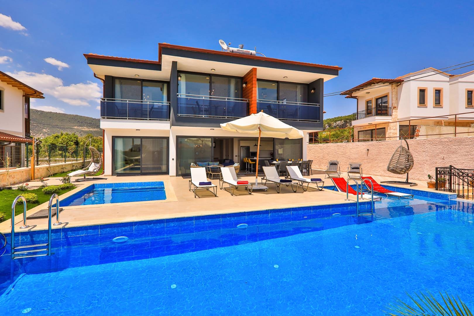 Kaş Andifli'de Yemyeşil Bahçeli, Özel Havuzlu, Kiralık Villa