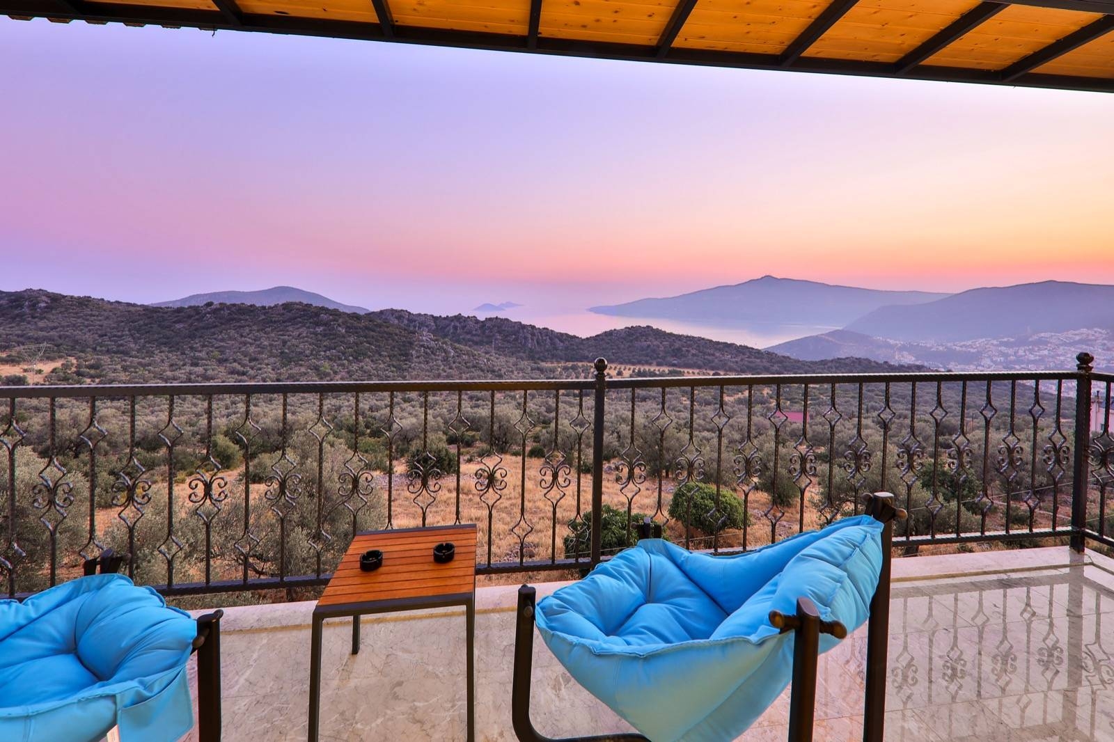 Kaş Bezirgan'da Doğa İçerisinde, Özel Havuzlu, Modern Suit