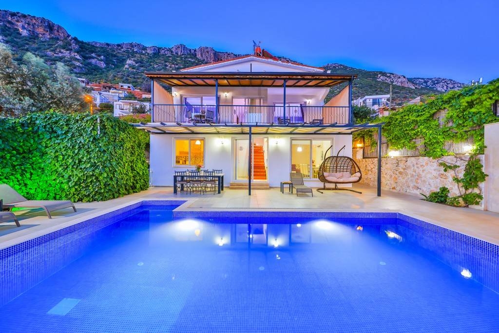 Kaş Bezirgan'da Muhteşem Deniz Manzaralı, Özel Havuzlu, Konforlu Villa