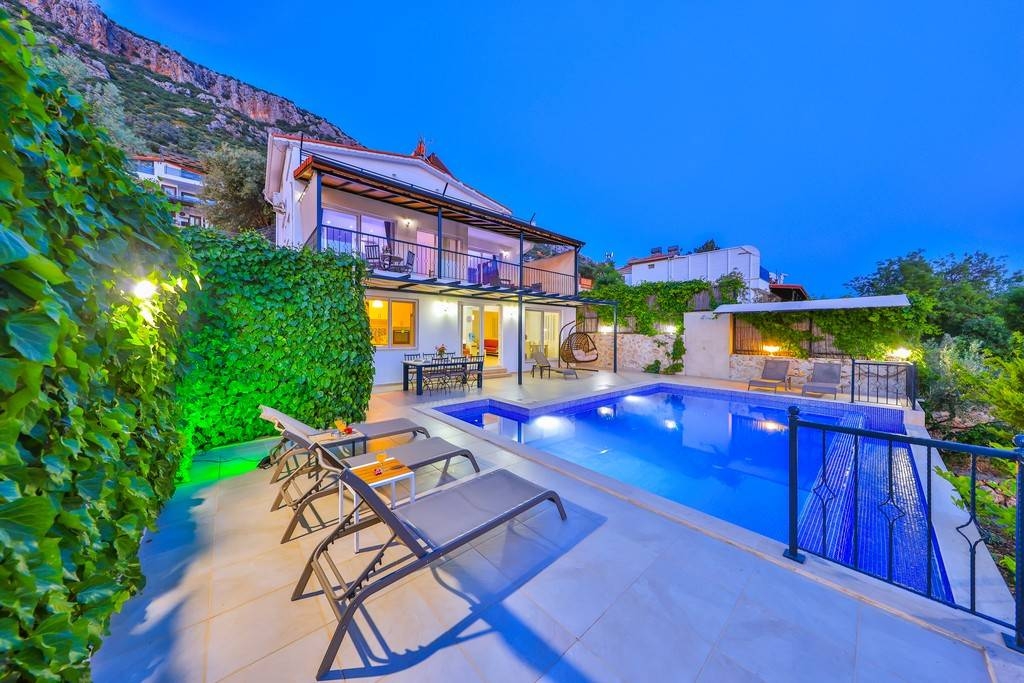 Kaş Bezirgan'da Muhteşem Deniz Manzaralı, Özel Havuzlu, Konforlu Villa