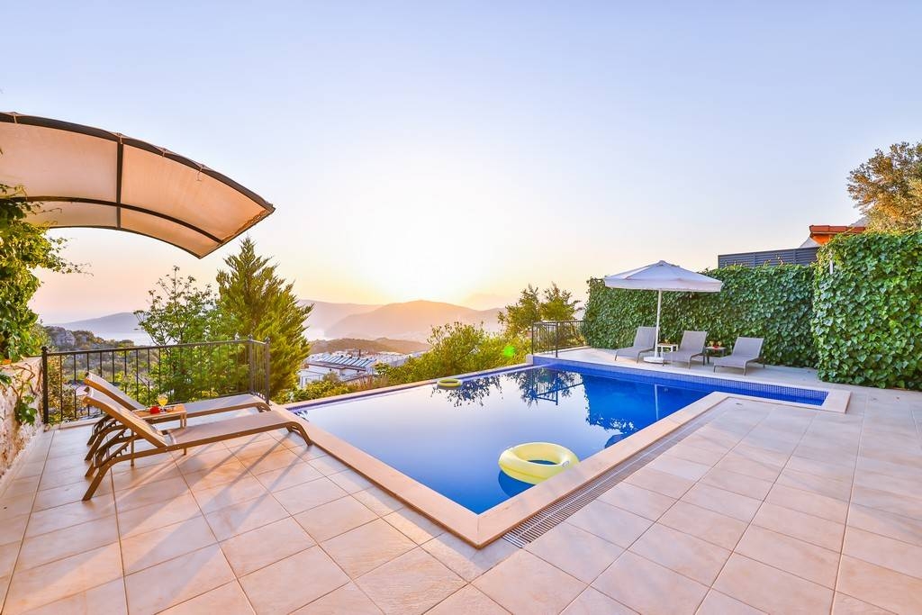 Kaş Bezirgan'da Muhteşem Deniz Manzaralı, Özel Havuzlu, Konforlu Villa