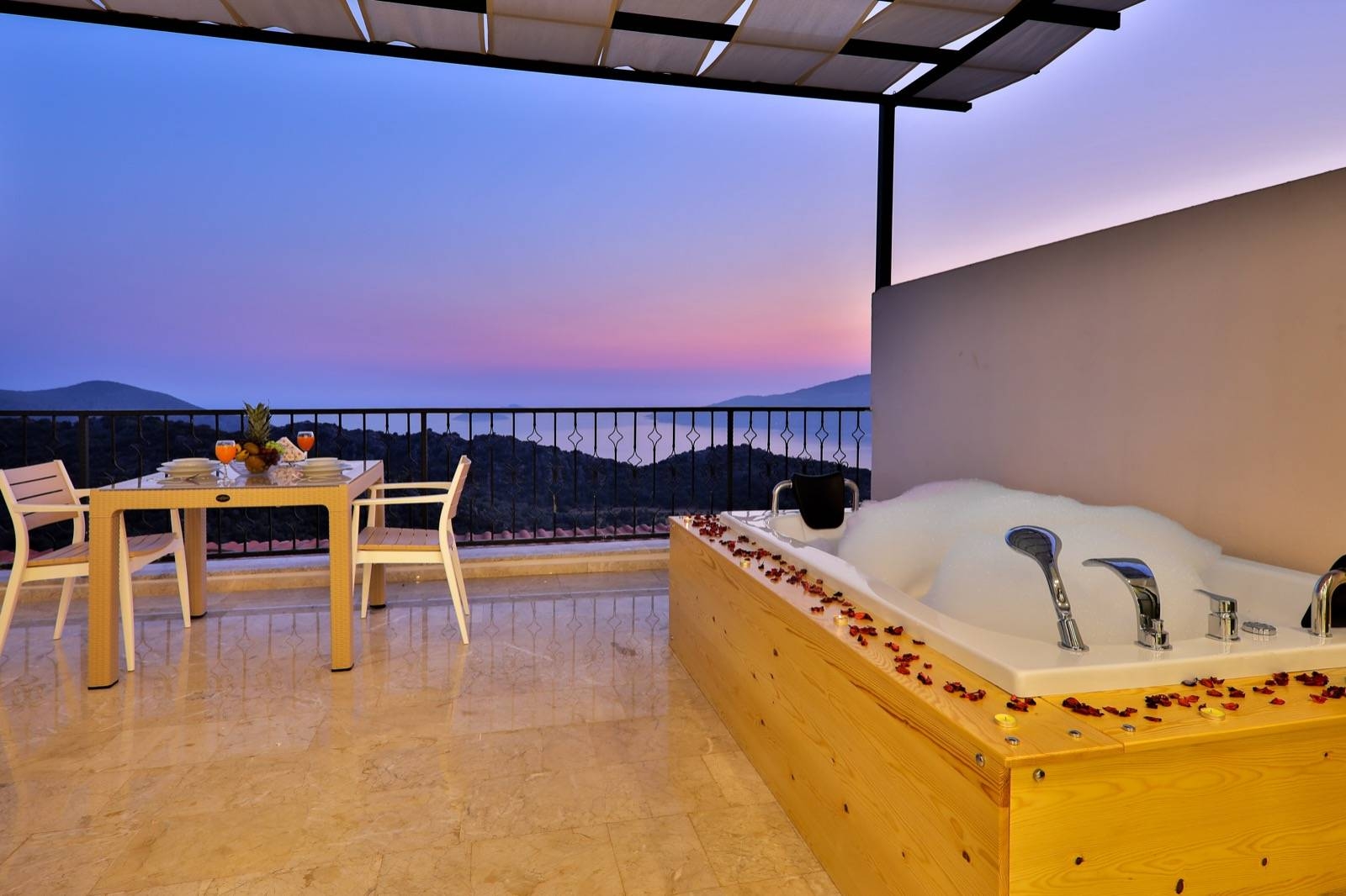 Kaş Bezirgan'da Sakin Konumda, 2 Kişilik, Kiralık Suit