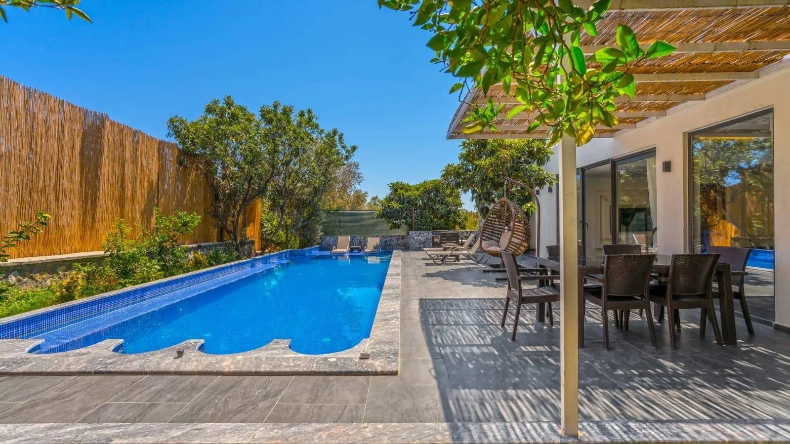 Kaş Çayköy'de Yeşillikler İçerisinde, Özel Havuzlu, Balayı Villası