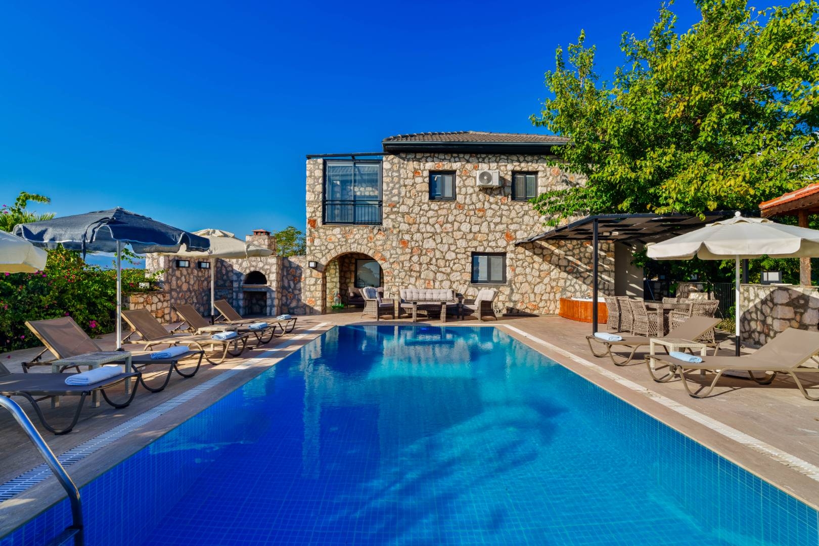 Kaş İslamlar'da Yeşillikler İçerisinde, Özel Havuzlu, Taş Villa