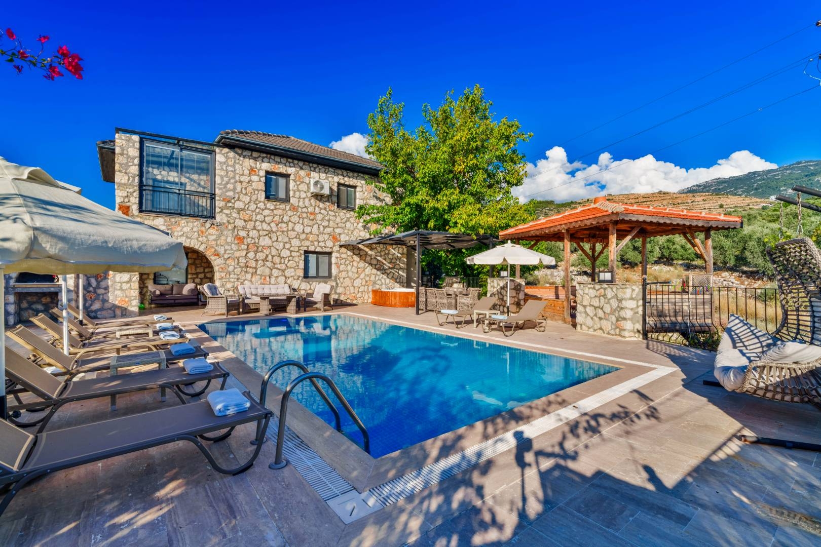 Kaş İslamlar'da Yeşillikler İçerisinde, Özel Havuzlu, Taş Villa