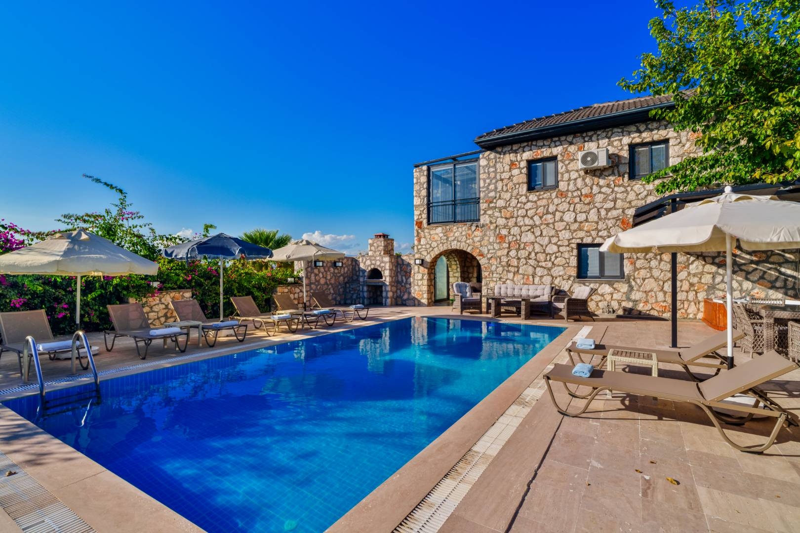 Kaş İslamlar'da Yeşillikler İçerisinde, Özel Havuzlu, Taş Villa