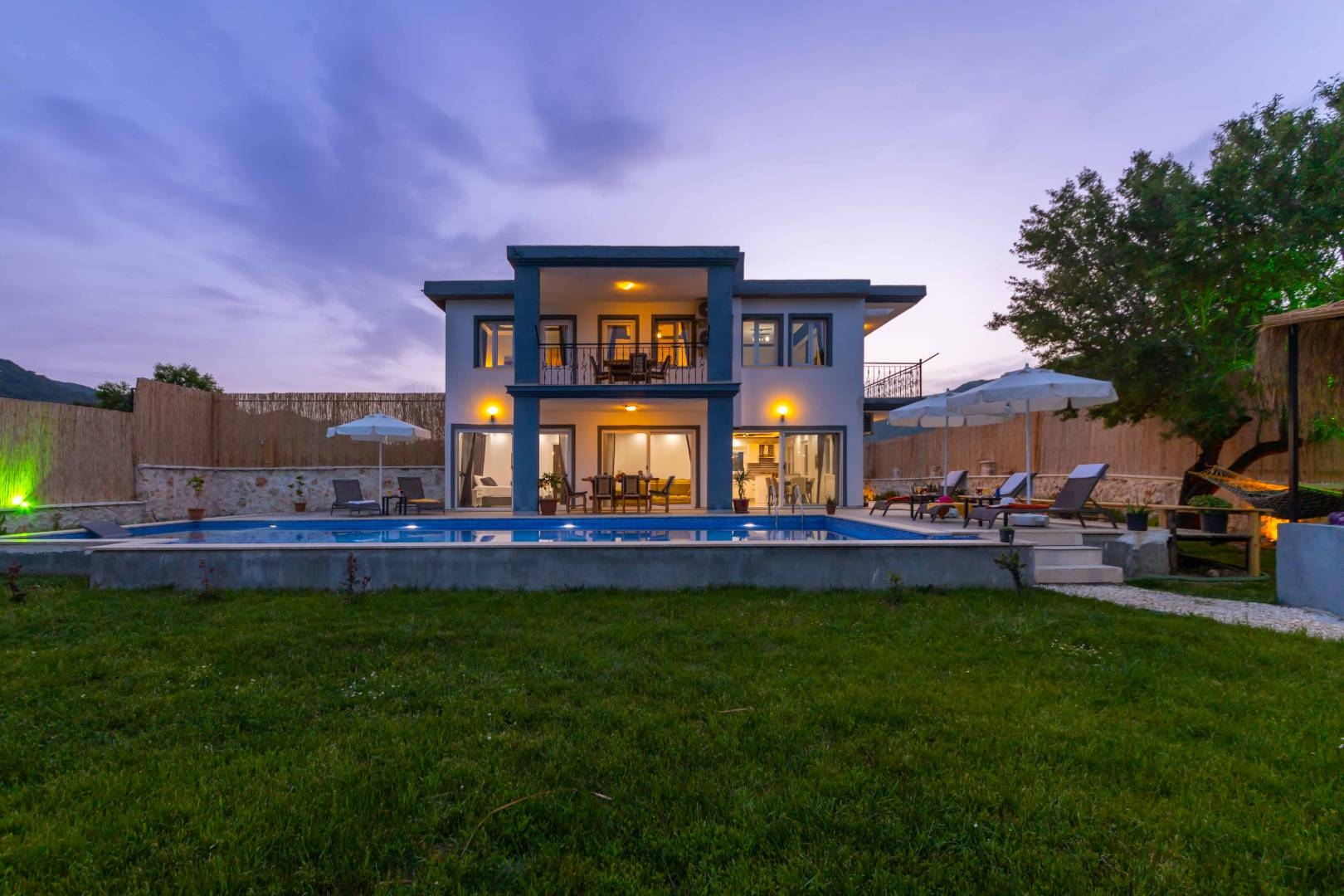 Kaş Sarıbelen'de Modern Tasarımlı, Özel Havuzlu, Bahçeli Villa