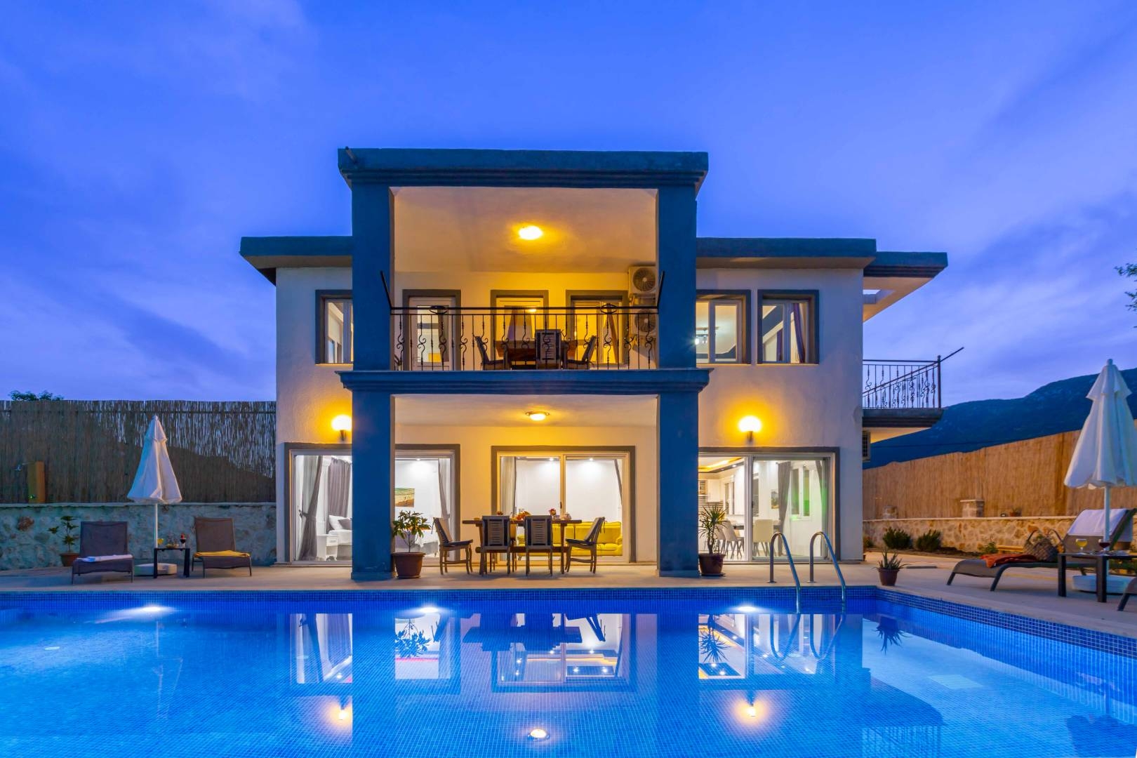 Kaş Sarıbelen'de Modern Tasarımlı, Özel Havuzlu, Bahçeli Villa