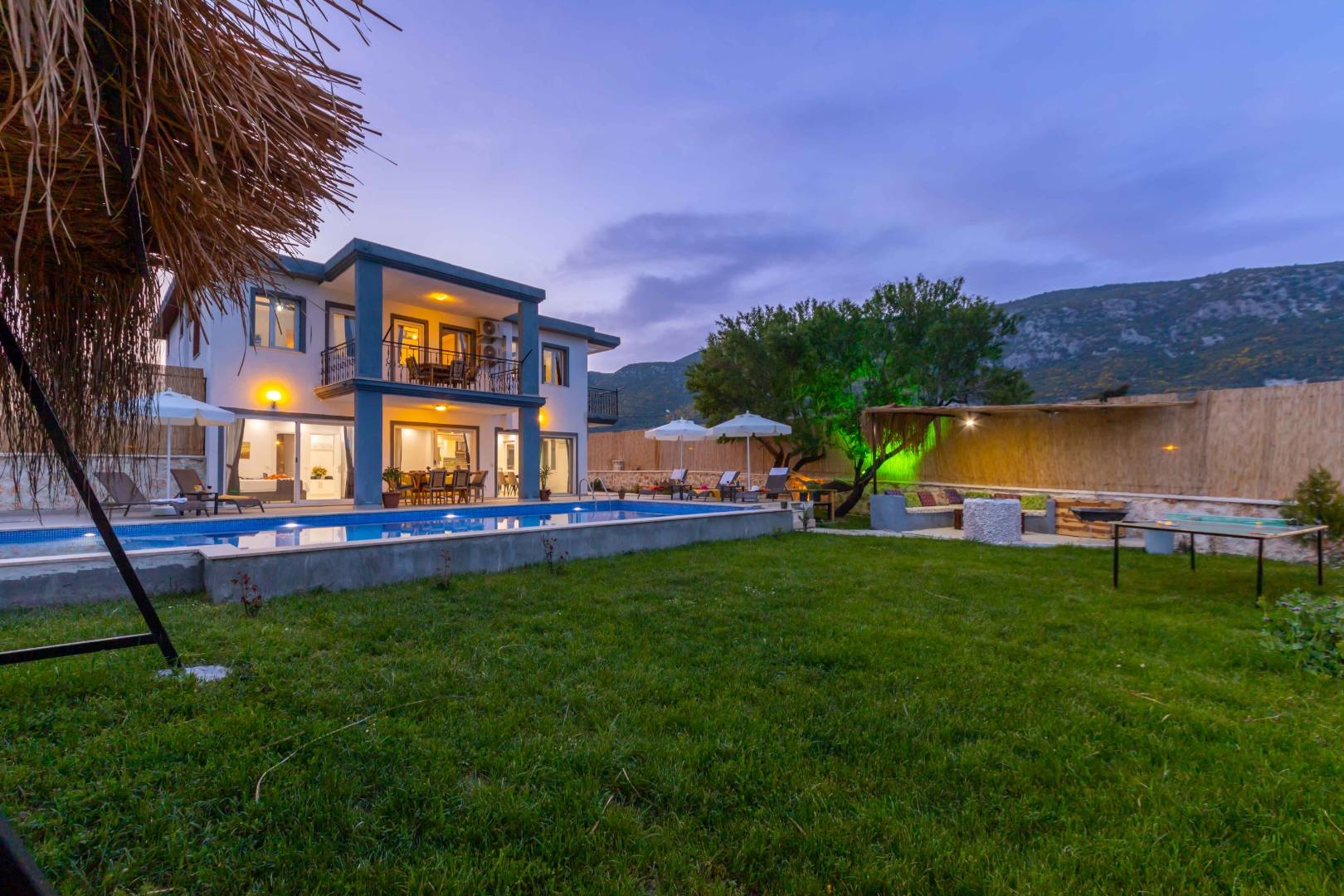 Kaş Sarıbelen'de Modern Tasarımlı, Özel Havuzlu, Bahçeli Villa