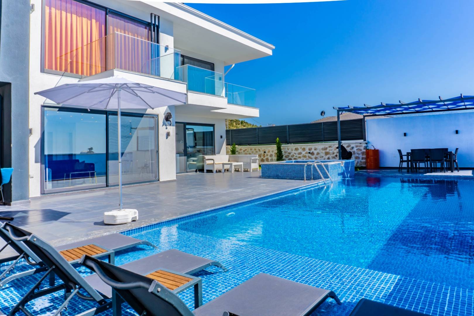 Kaş Yeşilköy'de Sakin Konumda, Özel Havuzlu, Kiralık Villa