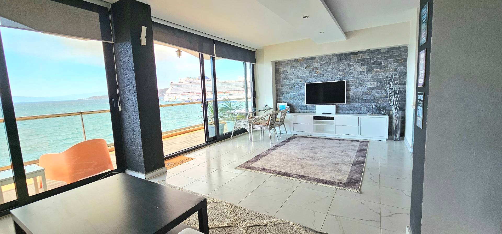 Kuşadası'nda Deniz ve Ada Manzaralı, Merkezi Konumda, Konforlu Yazlık