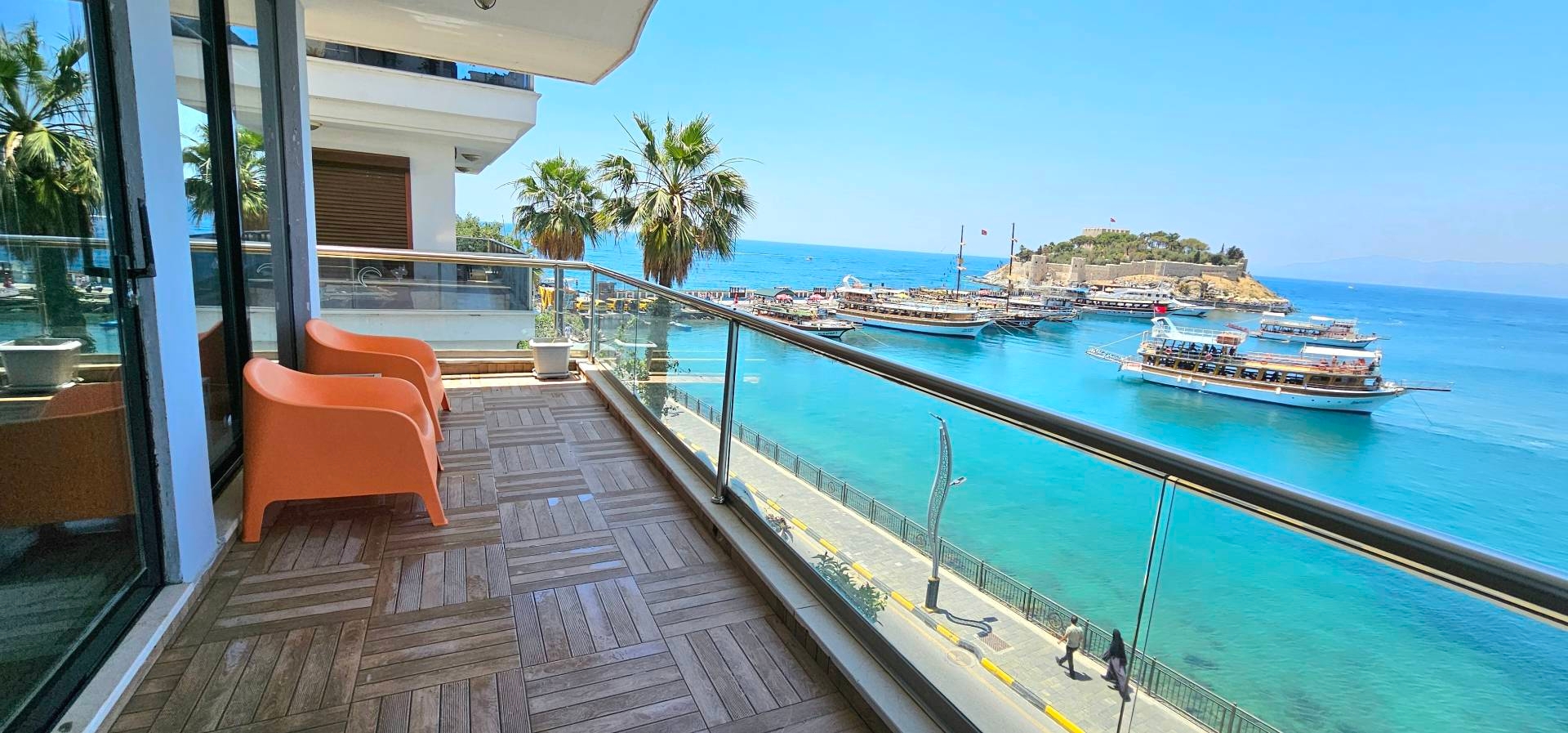 Kuşadası'nda Deniz ve Ada Manzaralı, Merkezi Konumda, Konforlu Yazlık