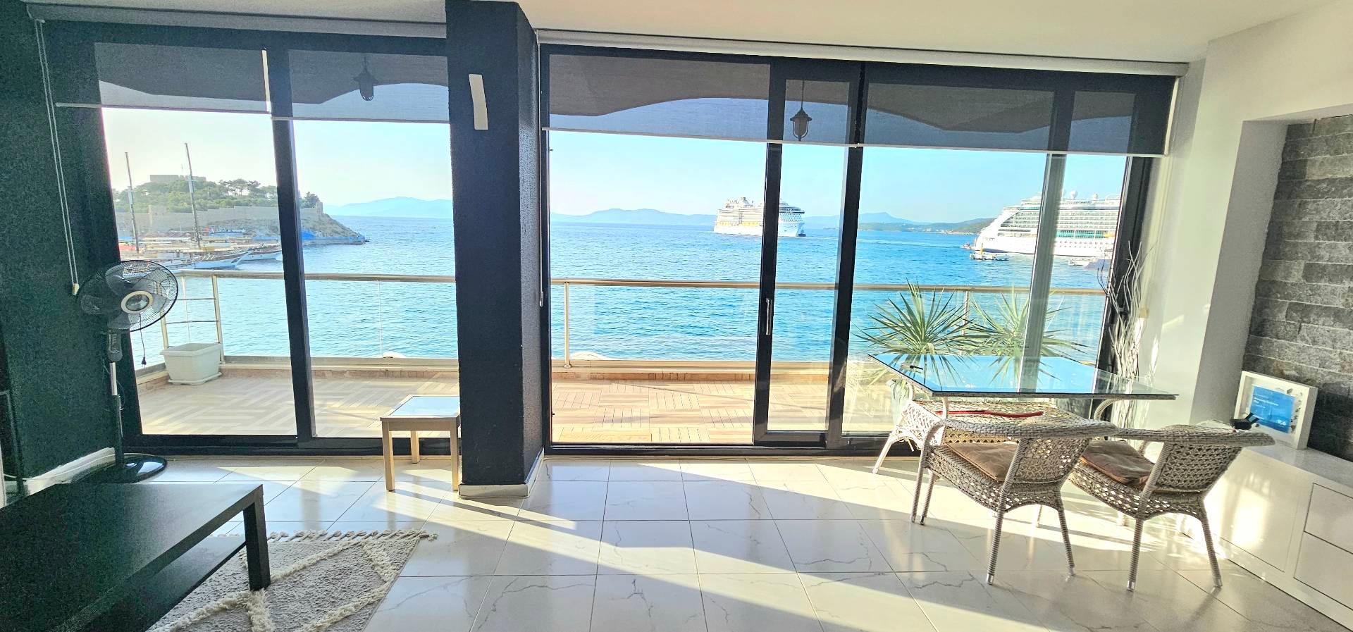 Kuşadası'nda Deniz ve Ada Manzaralı, Merkezi Konumda, Konforlu Yazlık