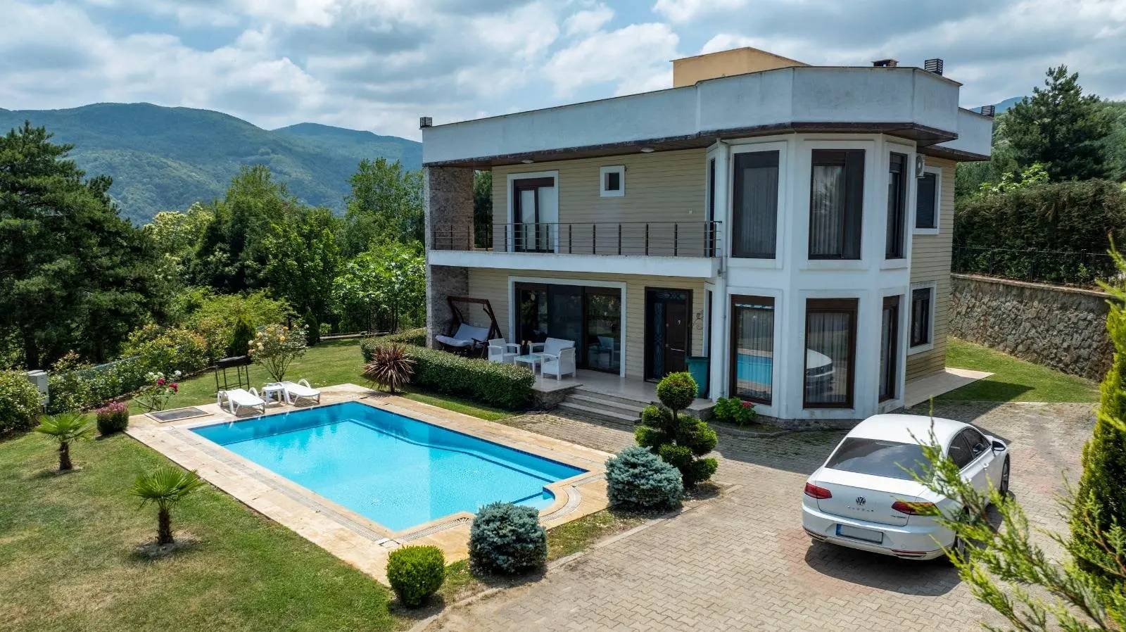 Sapanca Güldibi'nde Doğa İle İç İçe, Özel Havuzlu, Bahçeli Villa