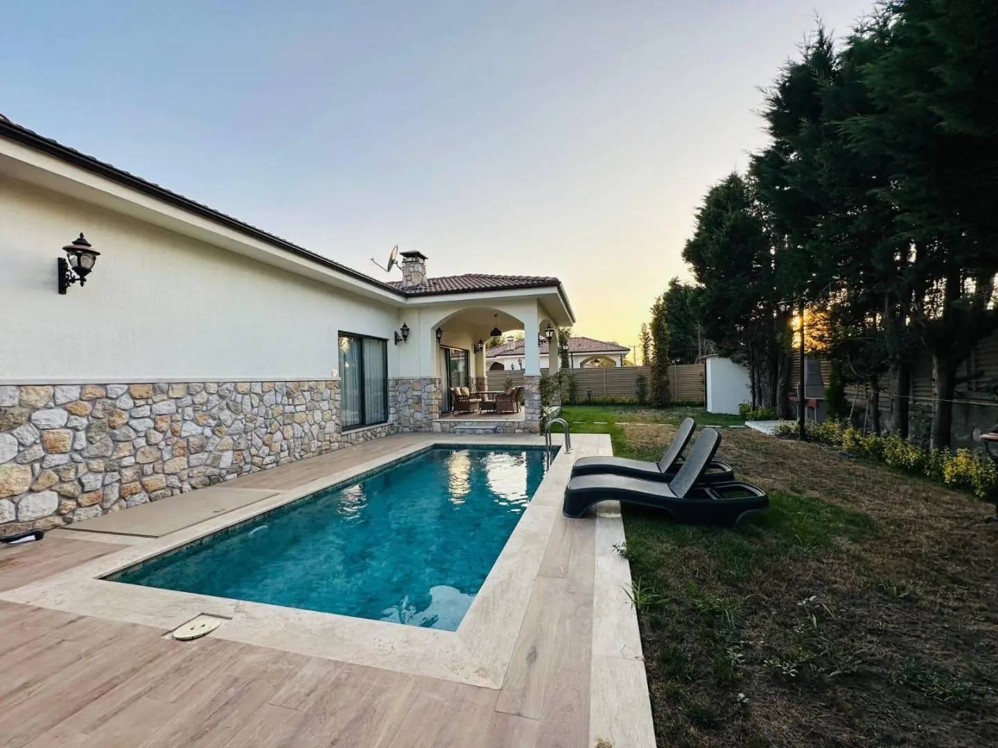 Sapanca Kırkpınar'da Merkeze Yakın, Isıtmalı Özel Havuzlu, 3+1 Villa