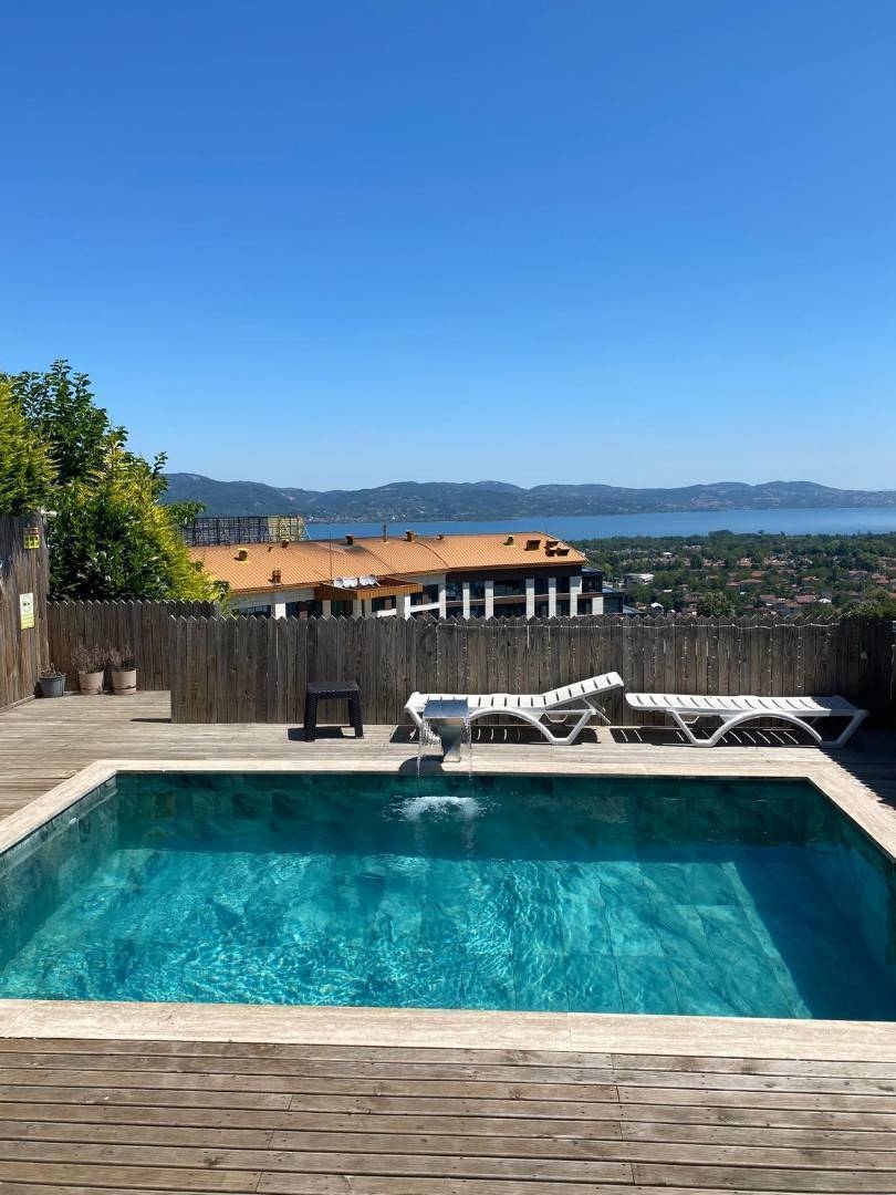 Sapanca Kurtköy'de Doğa İçerisinde, Isıtmalı Havuzlu, Modern Bungalov