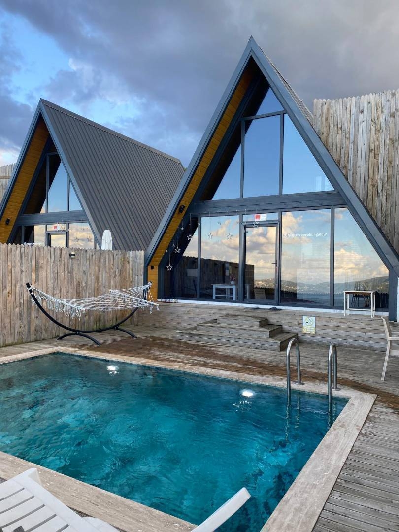 Sapanca Kurtköy'de Muhteşem Göl Manzaralı, Özel Havuzlu, Şık Bungalov