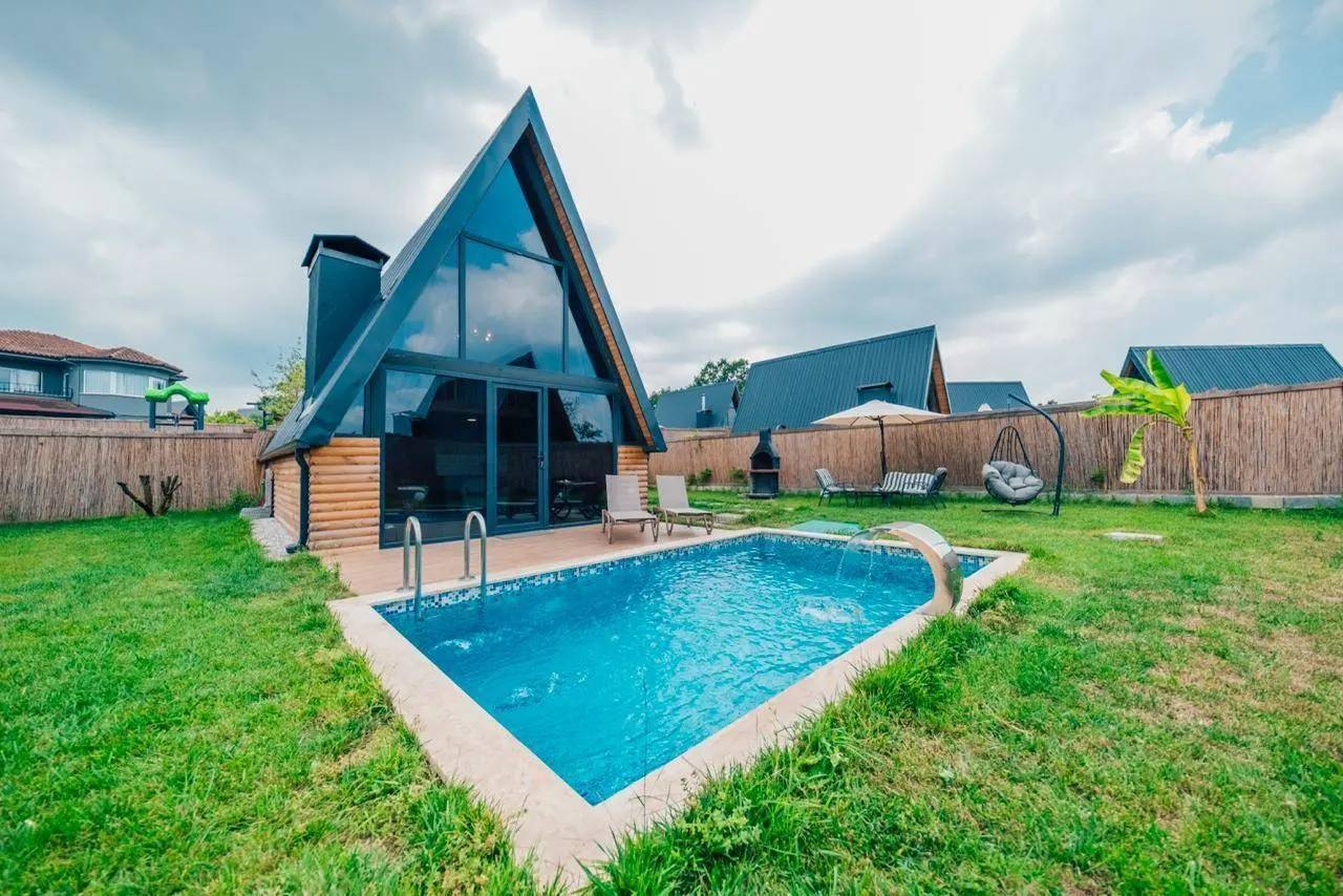 Sapanca Uzunkum'da Nezih Konumda Isıtmalı Havuzlu, Bahçeli Bungalov