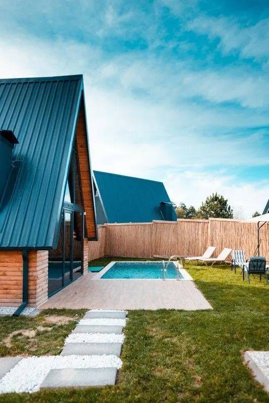 Sapanca Uzunkum'da Tesis İçerisinde, Isıtmalı Havuzlu, Modern Bungalov