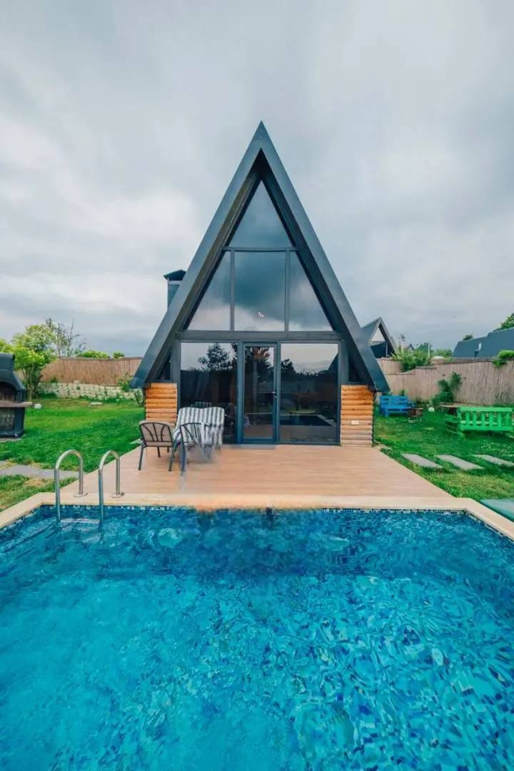 Sapanca Uzunkum'da Tesis İçerisinde, Isıtmalı Havuzlu, Modern Bungalov