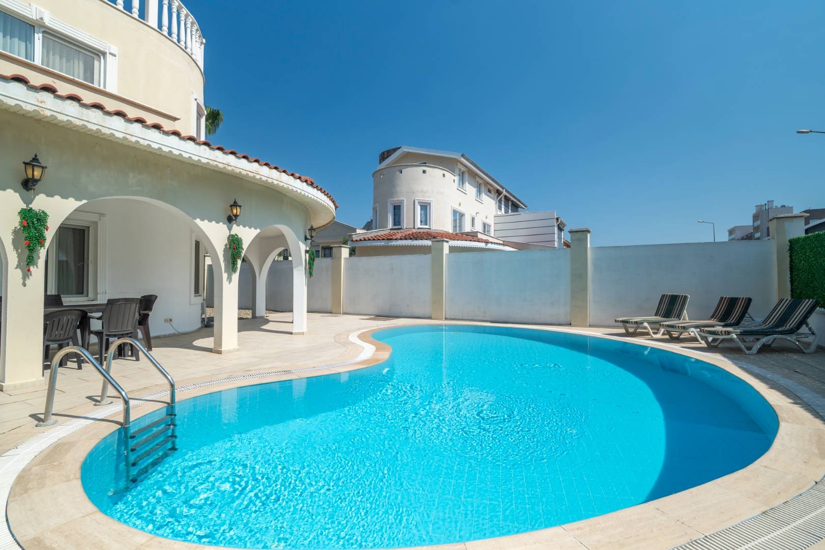 Serik Kadriye'de Şık Tasarımlı, Özel Havuzlu, Şık Villa