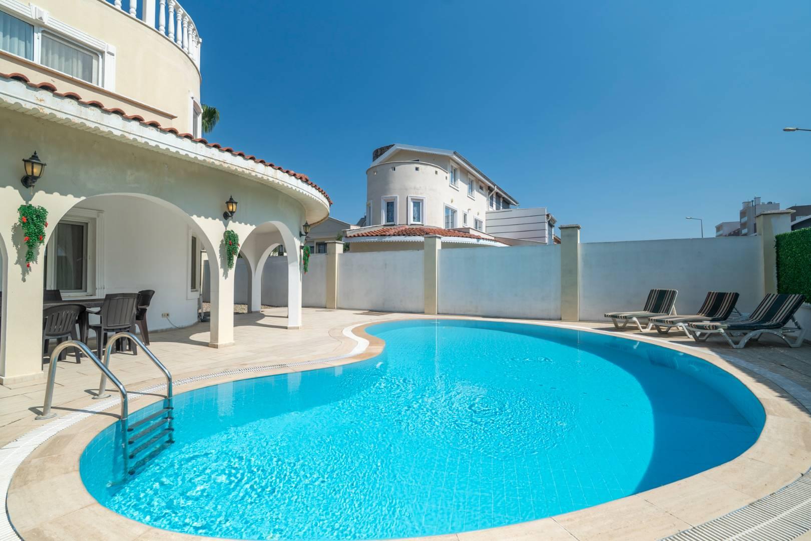 Serik Kadriye'de Şık Tasarımlı, Özel Havuzlu, Şık Villa-14191