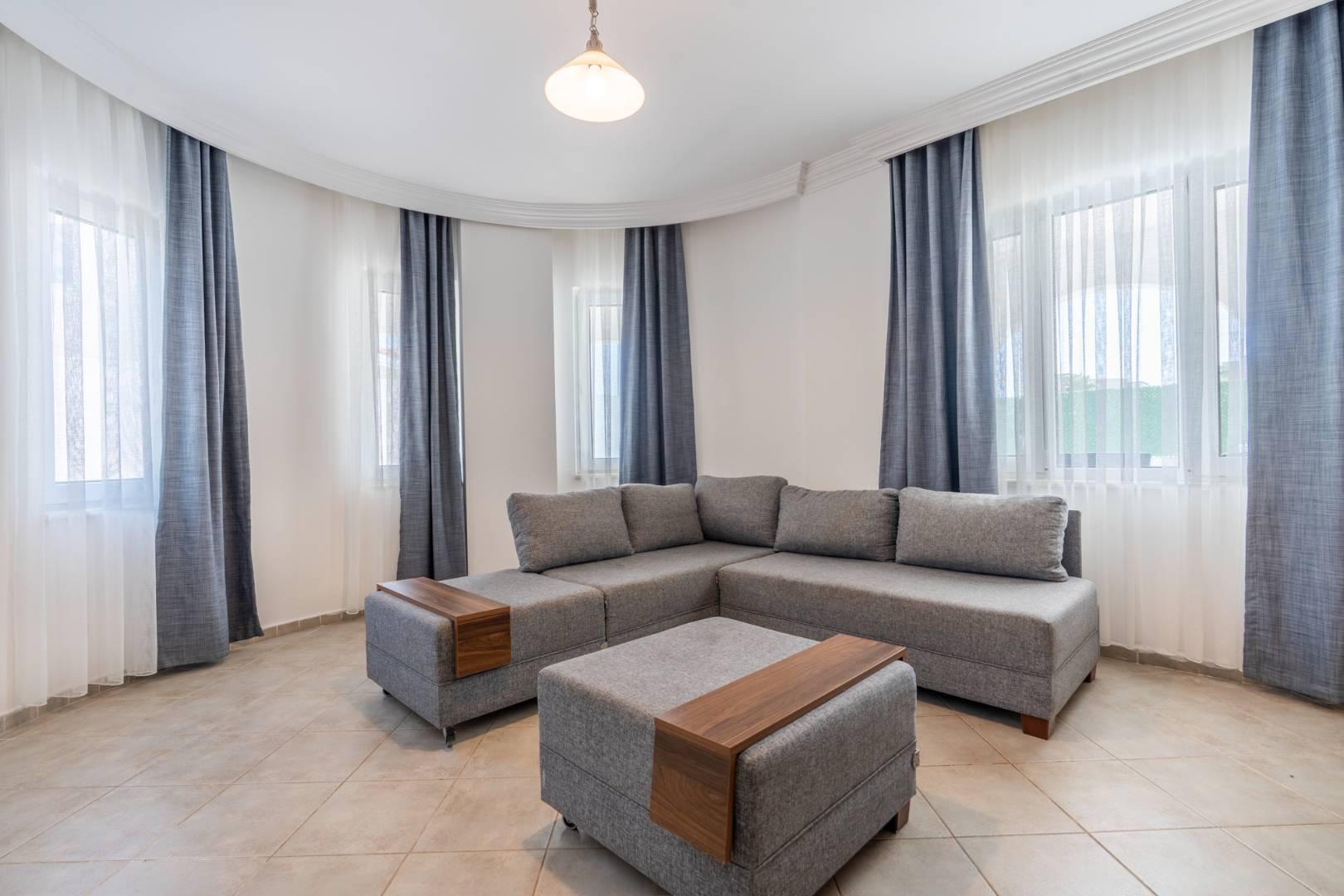 Serik Kadriye'de Şık Tasarımlı, Özel Havuzlu, Şık Villa-14191