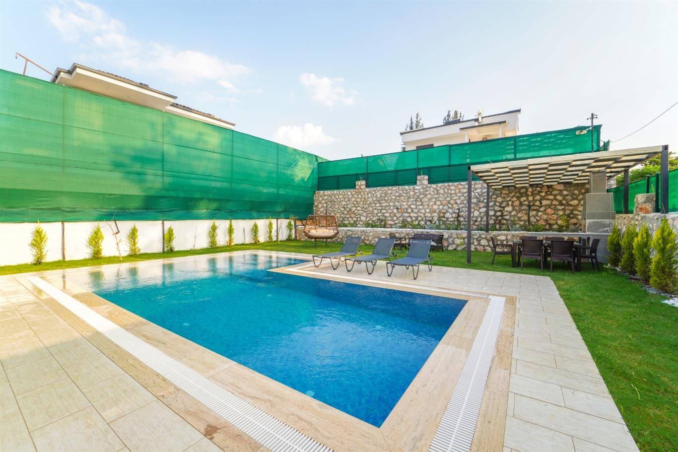 Seydikemer Çaltıözü'nde Geniş Ailelere Uygun, Özel Havuzlu, Şık Villa