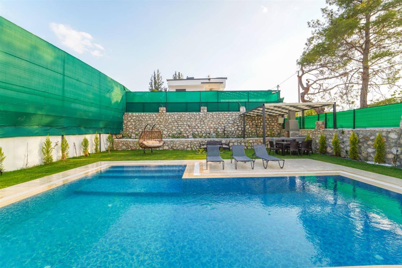 Seydikemer Çaltıözü'nde Geniş Ailelere Uygun, Özel Havuzlu, Şık Villa