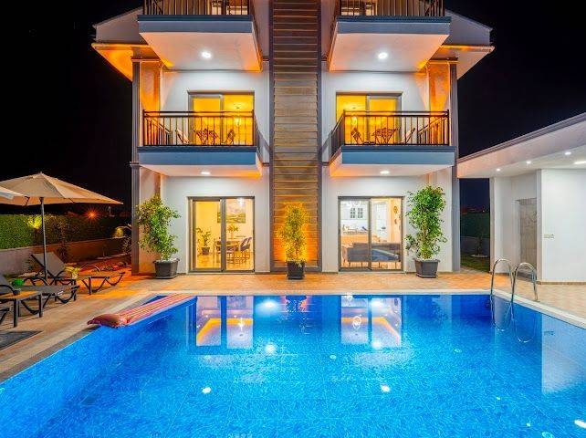 Seydikemer Gerişburnu'nda Geniş Bahçeli, Özel Havuzlu, 4+1 Villa