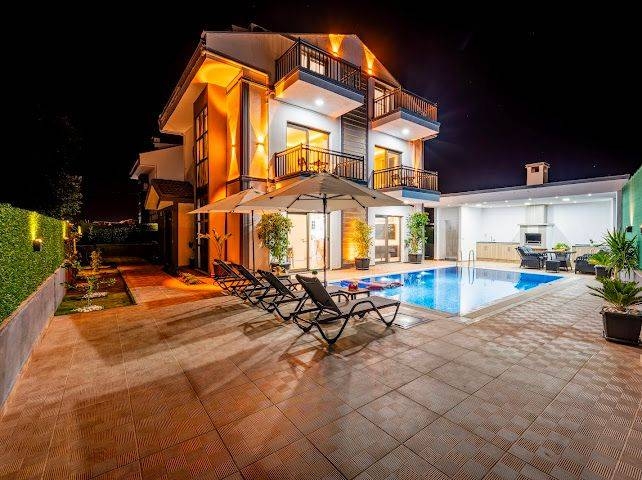 Seydikemer Gerişburnu'nda Geniş Bahçeli, Özel Havuzlu, 4+1 Villa
