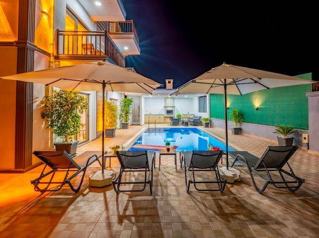 Seydikemer Gerişburnu'nda Geniş Bahçeli, Özel Havuzlu, 4+1 Villa
