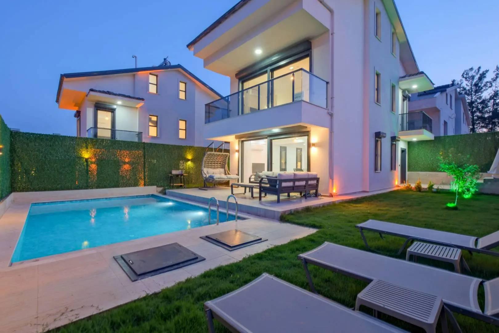 Seydikemer Gerişburnu'nda Yemyeşil Bahçeli, Özel Havuzlu, 3+1 Villa-43282