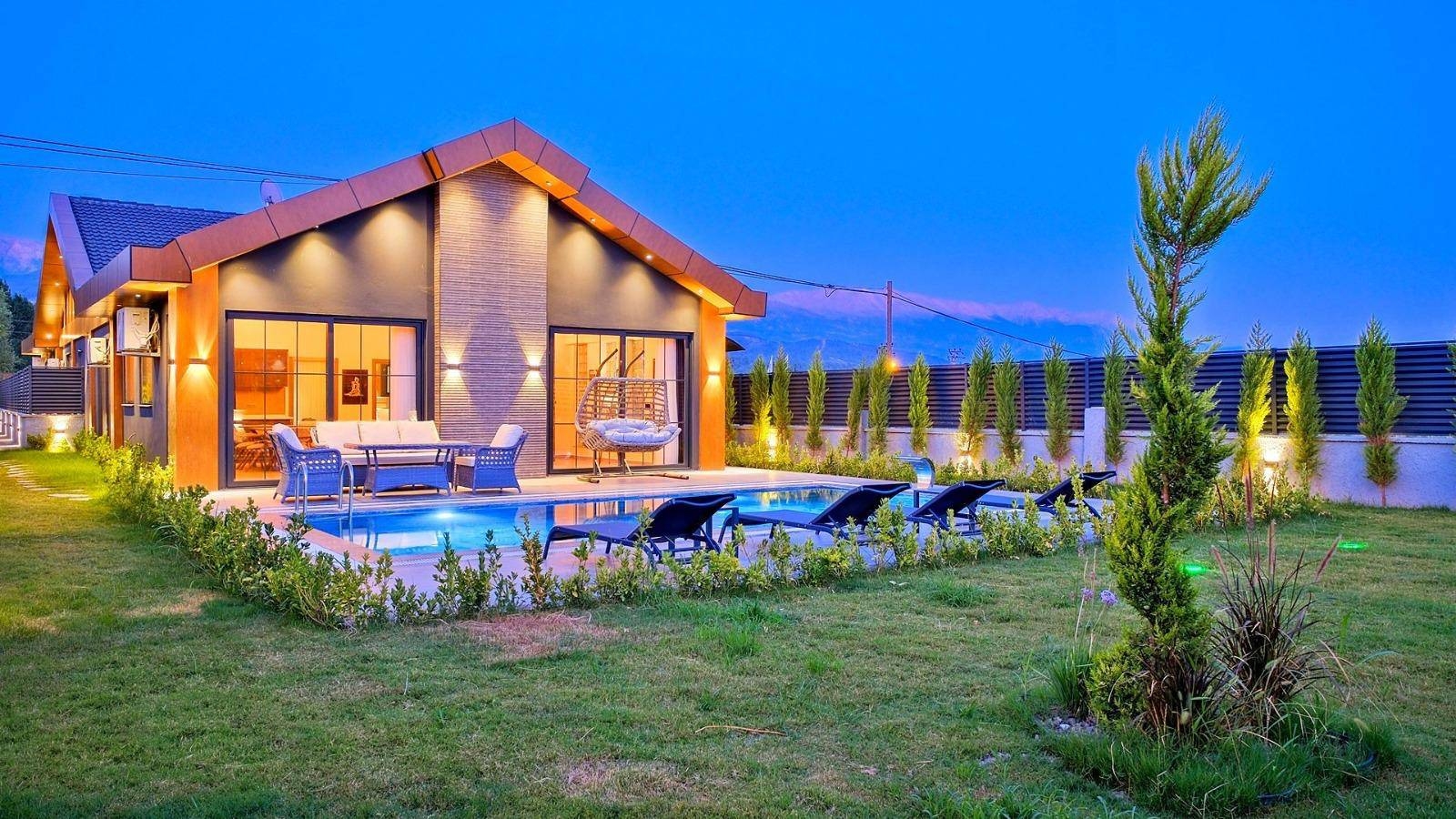 Seydikemer Ortaköy'de Huzurlu Konumda, Özel Havuzlu, Şık Villa