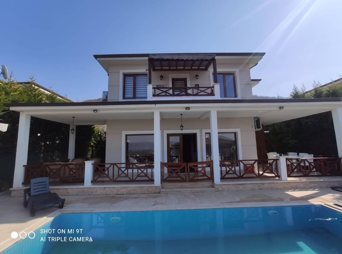 Sakarya Sapanca'da Geniş Bahçeli, Özel Havuzlu, Muhafazakar Villa-26185