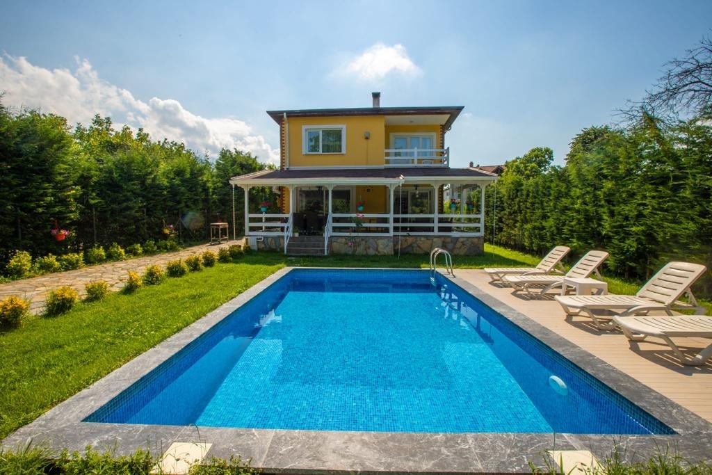Sapanca'da Yemyeşil Bahçe İçerisinde, Özel Havuzlu, Kiralık Villa