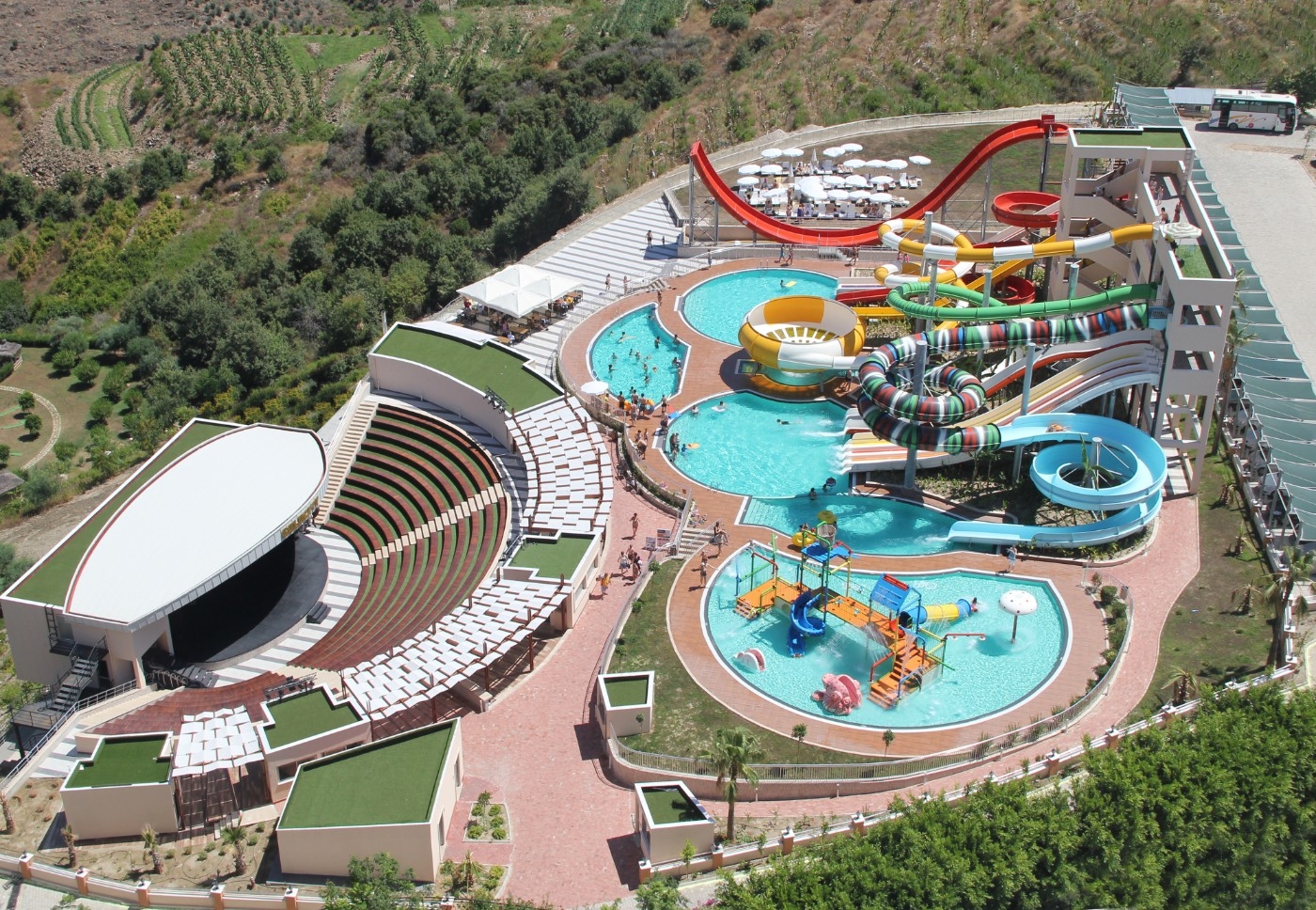 Alanya'da Tesis İçerisinde, Ücretsiz Aqua Parklı, Konforlu, 2+1 Ev