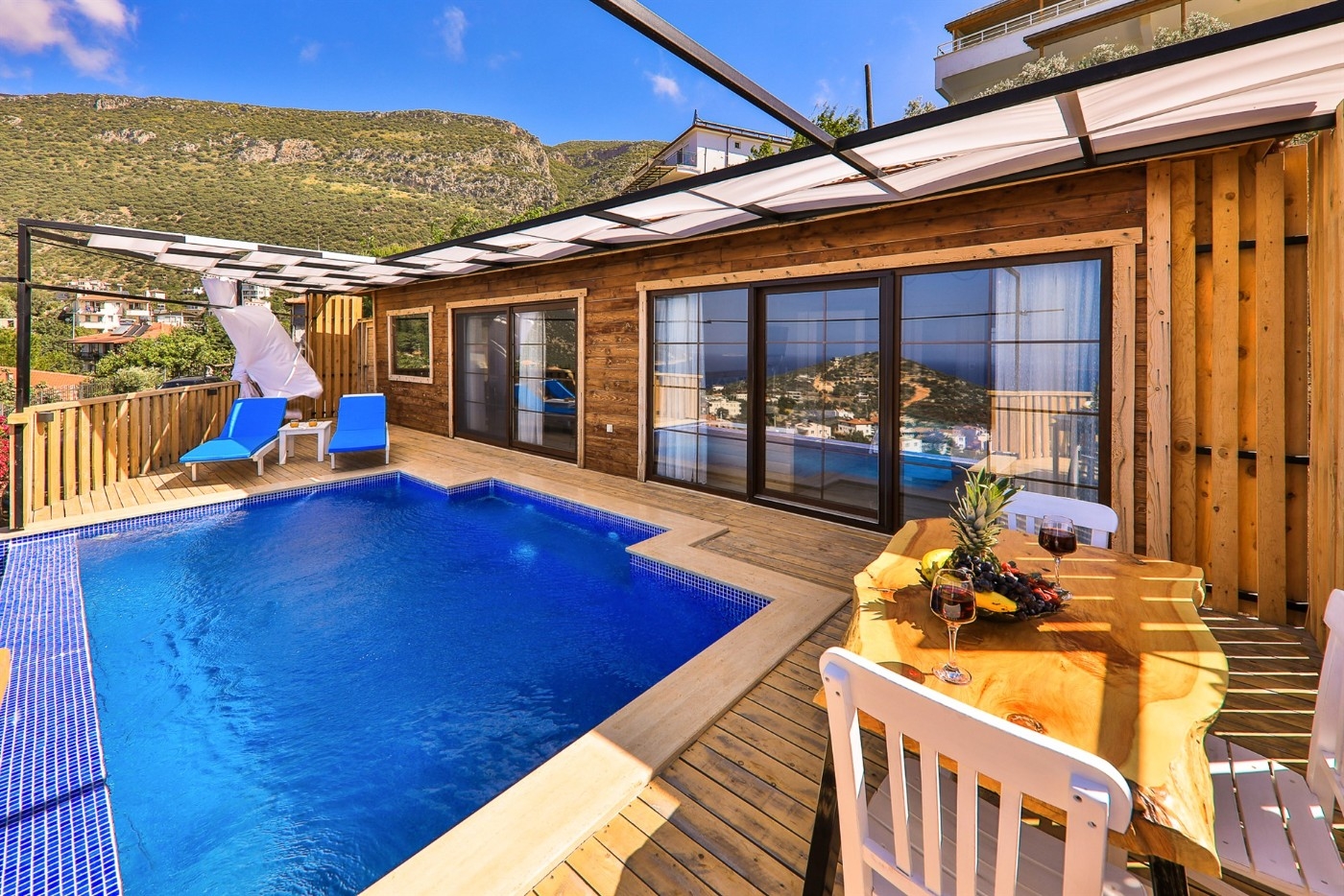 Kaş Gökçeören'de Harika Deniz Manzaralı, Sonsuzluk Havuzlu, Şık Villa