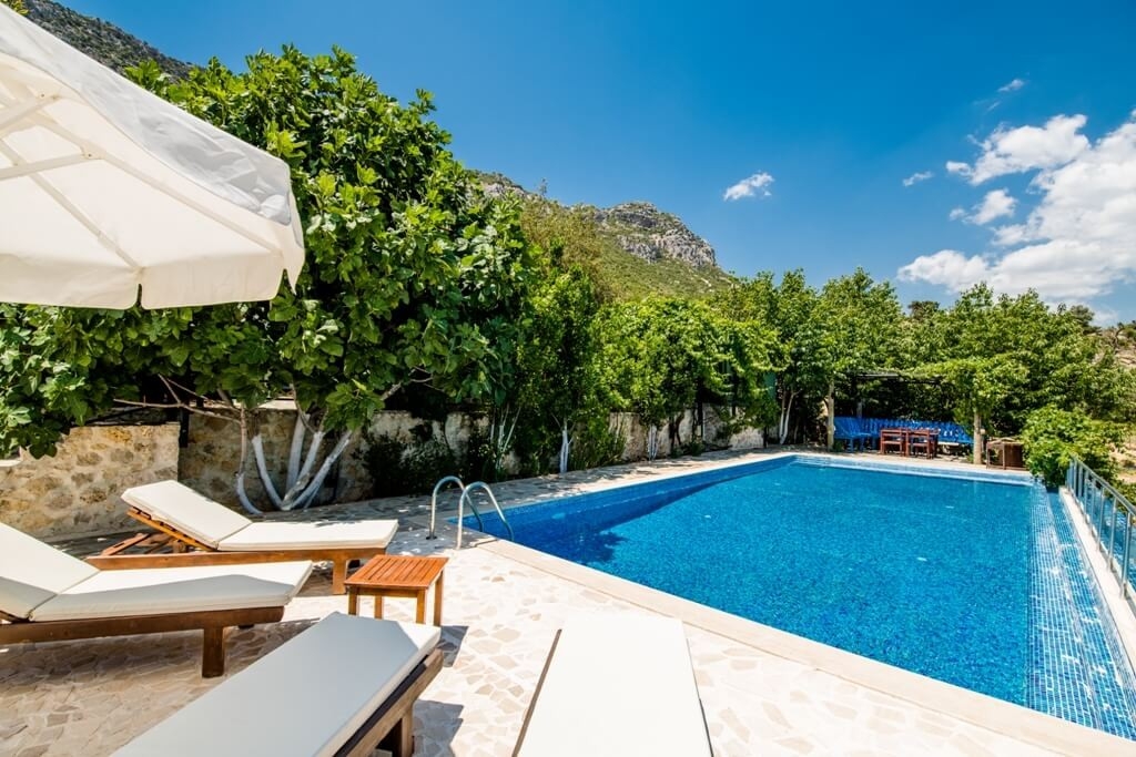 Kaş Bezirgan'da Doğa ile Baş Başa, Bahçe ve Köy Manzaralı, Şık Villa