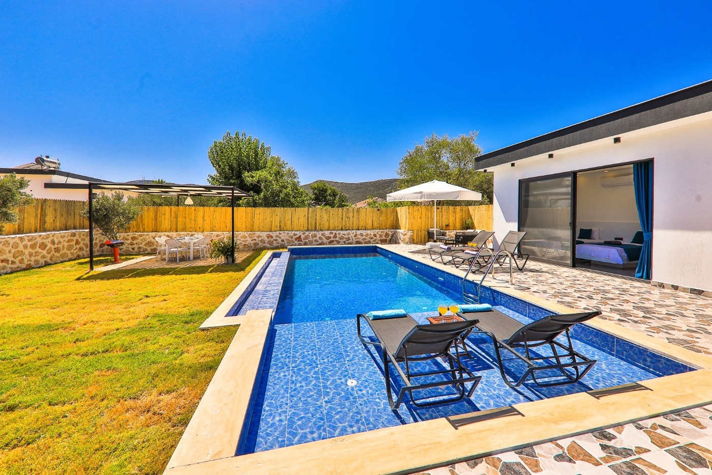 Kaş Sarıbelen'de Geniş Bahçeli, Özel Havuzlu, Modern Dizaynlı Villa