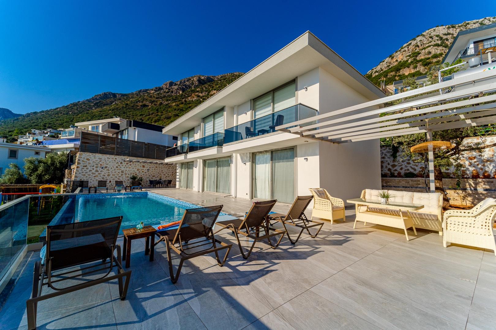 Kaş Bezirgan'da Panoramik Deniz Manzaralı, Merkezi, Kiralık Villa-28684